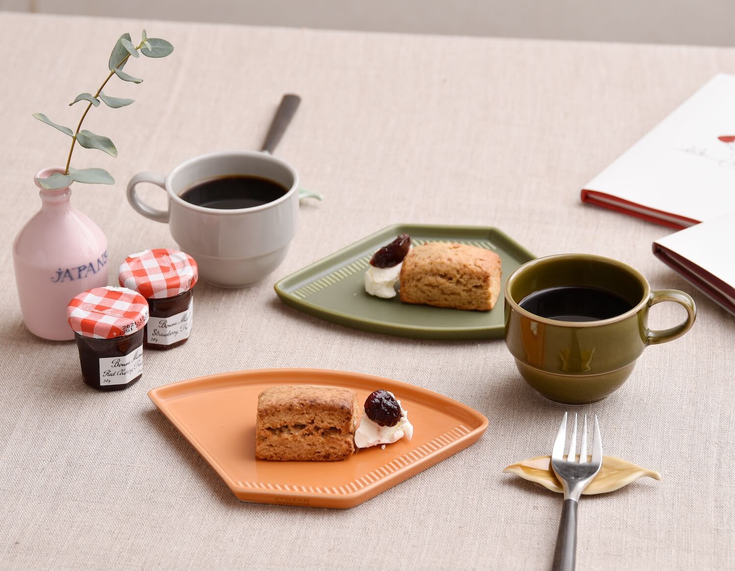 マグとプレートにコーヒーとスコーンを合わせた食卓